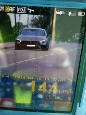 Na zdjęciu samochód zarejestrowany przez wideorejestrator i duży wynik pomiaru 144 kilometry na godzinę.
