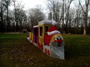 Zdjęcie kolorowe, przedstawiające ozdoby świąteczne w parku gdzie odbywał się bieg.