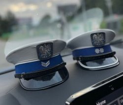 Zdjęcie czapek policjantów ruchu drogowego.