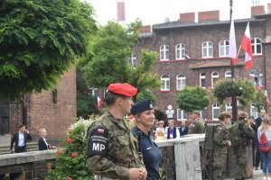 Na zdjęciu widać Panią Komendant Komisariatu Piątego w Katowicach oraz żołnierza żandarmerii wojskowej w tle widać kościół na Nikiszowcu