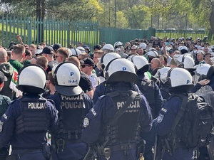 zdjęcie kolorowe: policjanci oddziału prewencji nadzorujący wejście kibiców na stadion