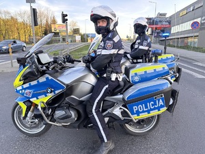 zdjęcie kolorowe: policjanci katowickiej drogówki na motocyklach służbowych
