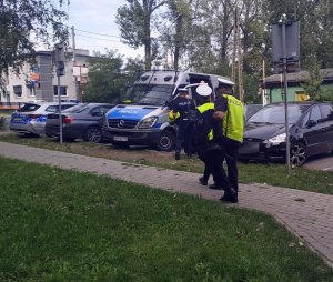Policjanci po odprawie wsiadają do samochodów - radiowozów - zabezpieczenia odcinka Rajdu Śląska