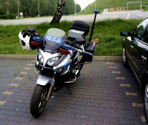 Fotografia kolorowa. Na zdjęciu widoczny motocykl oznakowany ze stanu KMP Piekary Śląskie