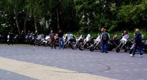 Fotografia kolorowa. Na zdjęciu widoczny szereg zaparkowanych motocykli na parkingu pod Kopcem Wyzwolenia.
