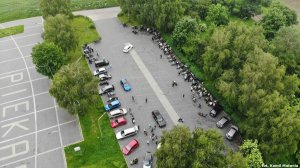 Fotografia kolorowa.Widok z drona Kopca Wyzwolenia i pozujących uczestników akcji.