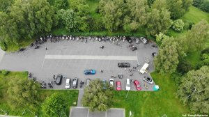 Fotografia kolorowa.Widok z drona Kopca Wyzwolenia i zaparkowanych pojazdów.