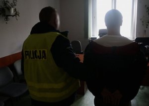 Na zdjęciu osoba zatrzymana oraz stojący obok policjant