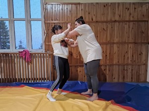 Zdjęcie przedstawia: dwie kobiety podczas ćwiczeń.