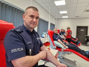 Umundurowany policjant podczas akcji krwiodawstwa.