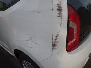 Uszkodzony vw, zaparkowany na parkingu w Rybniku przy ulicy Energetyków.