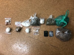 zdjęcie przedstawia woreczki strunowe z amfetaminą, marihuaną, tytoniem oraz tabletkami extazy