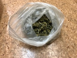 zdjęcie przedstawia tabletki extazy oraz marihuanę