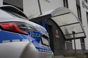 zdjęcie przedstawia: radiowóz na tle budynku komendy miejskiej policji w świętochłowicach