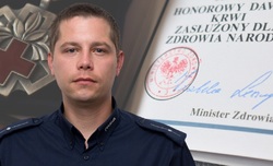 Na zdjęciu młodszy aspirant Łukasz Radwański oraz odznaka i legitymacja honorowego dawcy krwi