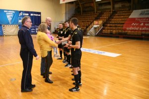 zdjęcie kolorowe: Zawodnicy podczas III Charytatywnego Turnieju Futsalu o Puchar Komendanta Miejskiego Policji w Zabrzu