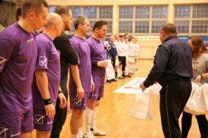 zdjęcie kolorowe: Zawodnicy podczas III Charytatywnego Turnieju Futsalu o Puchar Komendanta Miejskiego Policji w Zabrzu