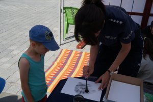 policjanci i dzieci w czasie pobierania odcisków palców