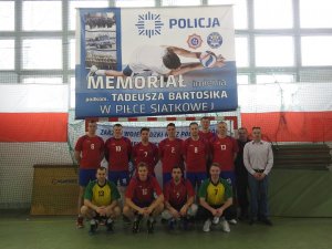 Zdjęcie kolorowe. Pamiątkowe zbiorcze zdjęcie drużyny KWP PSP w Katowicach na tle baneru.